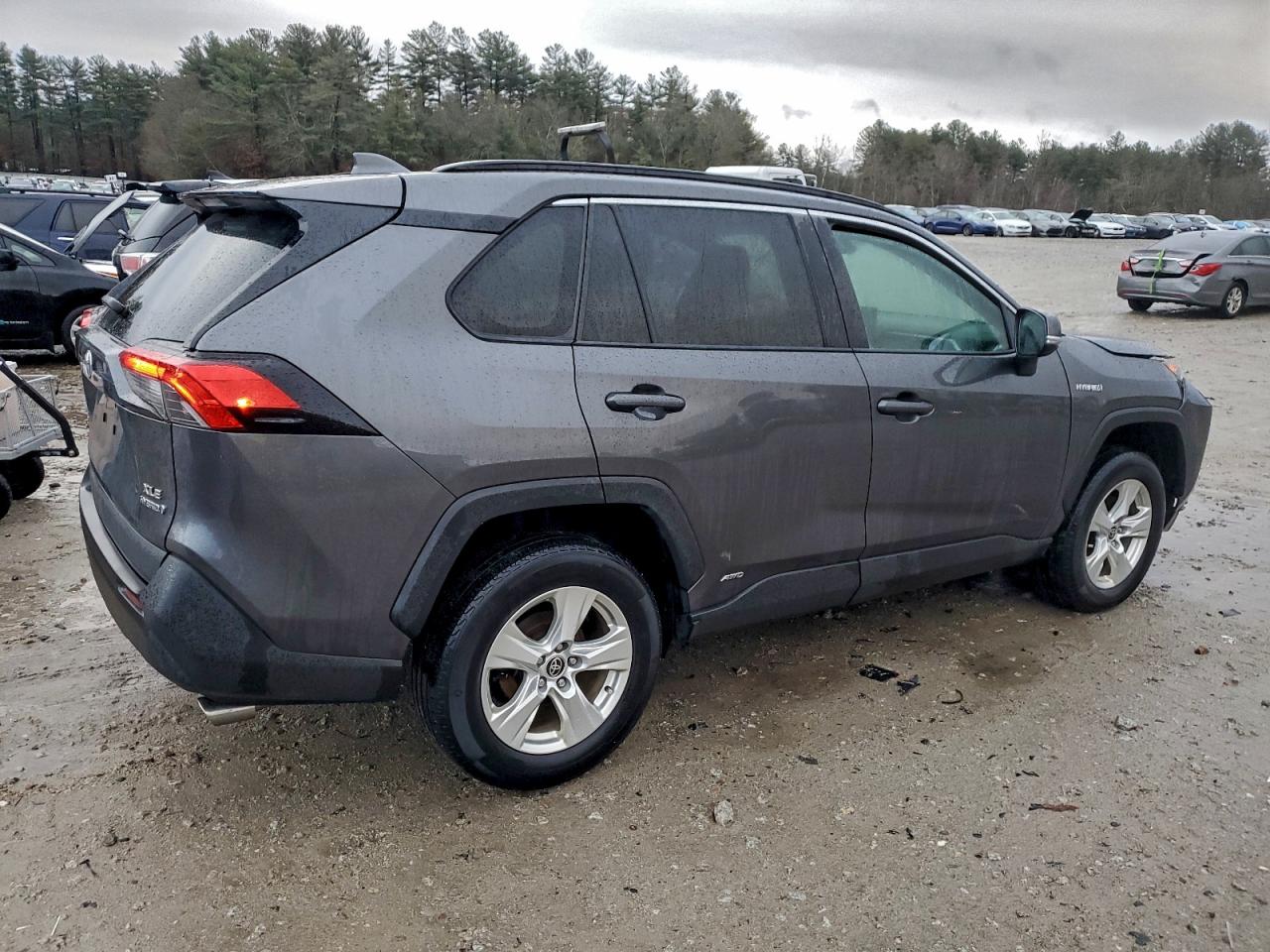 2021 TOYOTA RAV4 XLE photo 3
