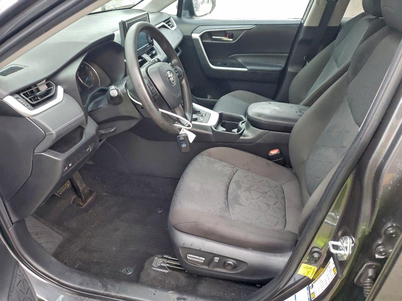 2021 TOYOTA RAV4 XLE photo 7