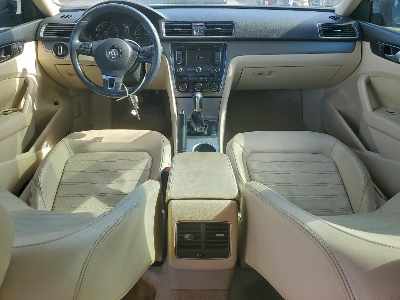 2015 VOLKSWAGEN PASSAT SE photo 8