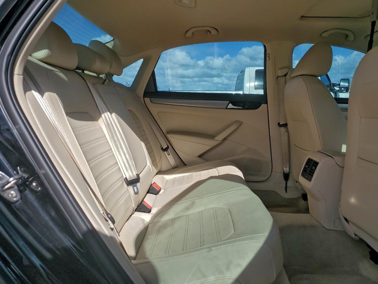 2015 VOLKSWAGEN PASSAT SE photo 10