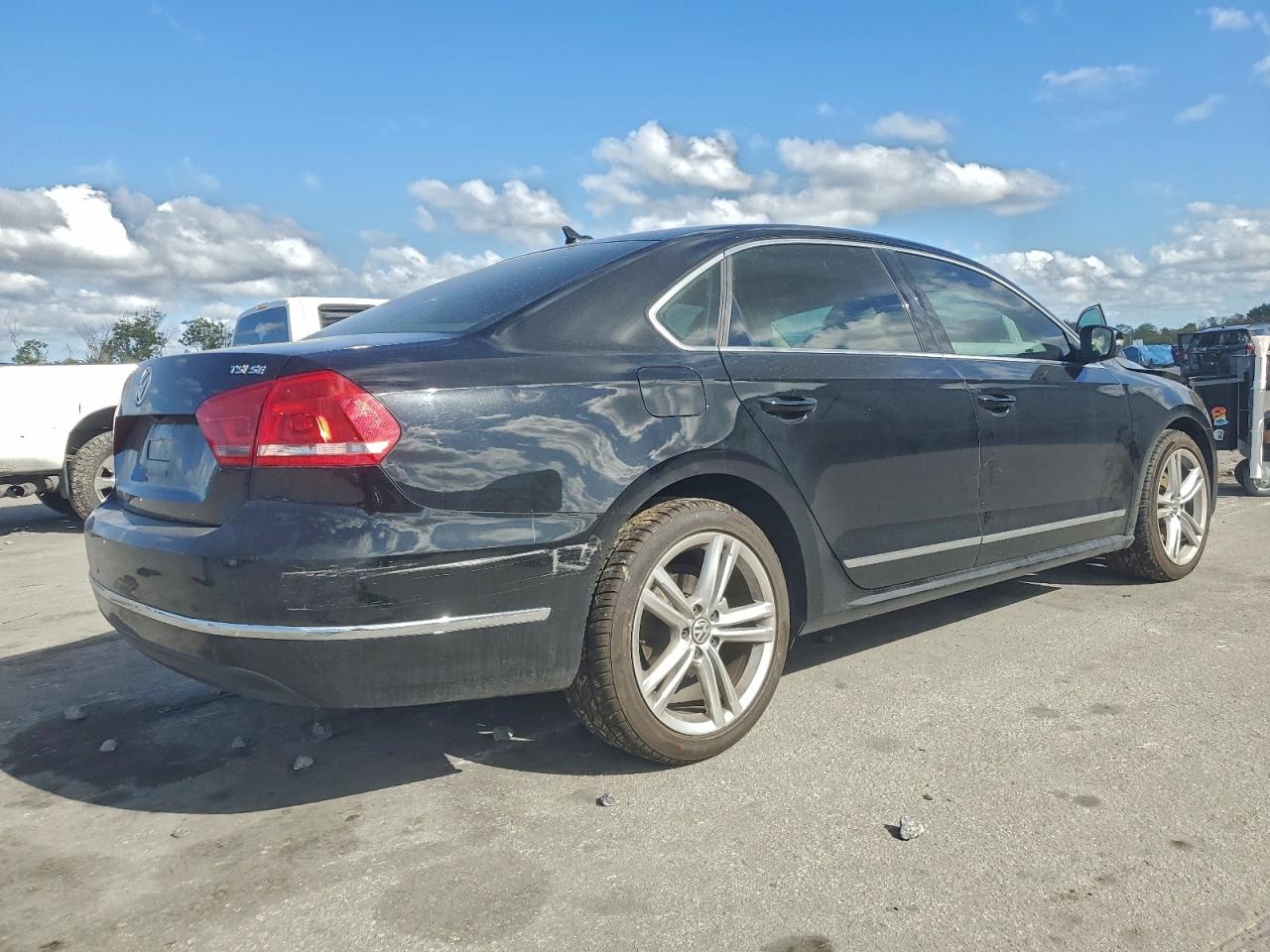 2015 VOLKSWAGEN PASSAT SE photo 3