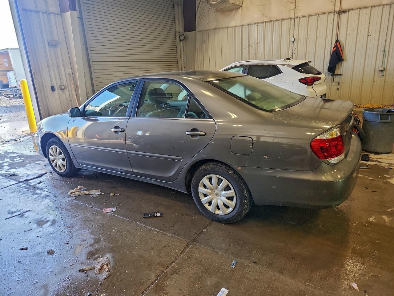 2005 TOYOTA CAMRY LE photo 2