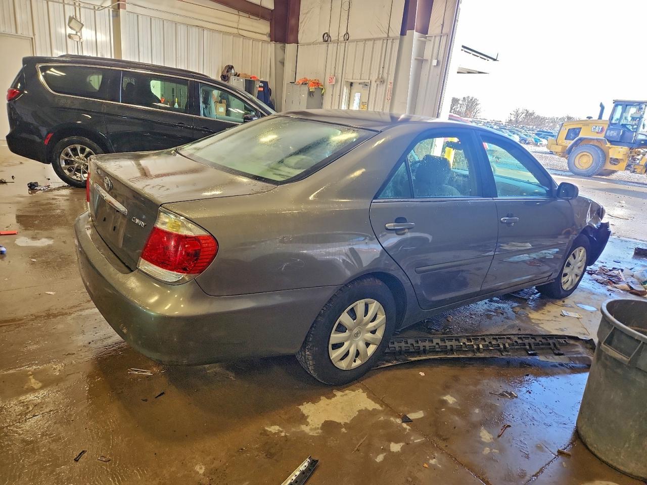 2005 TOYOTA CAMRY LE photo 3