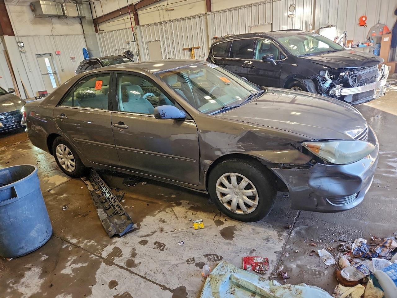 2005 TOYOTA CAMRY LE photo 4