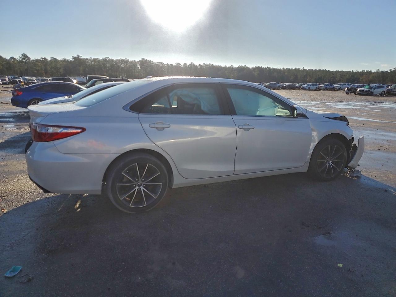 2017 TOYOTA CAMRY LE photo 3