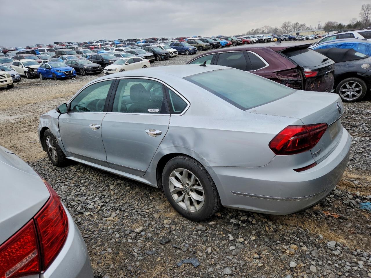 2017 VOLKSWAGEN PASSAT S photo 2