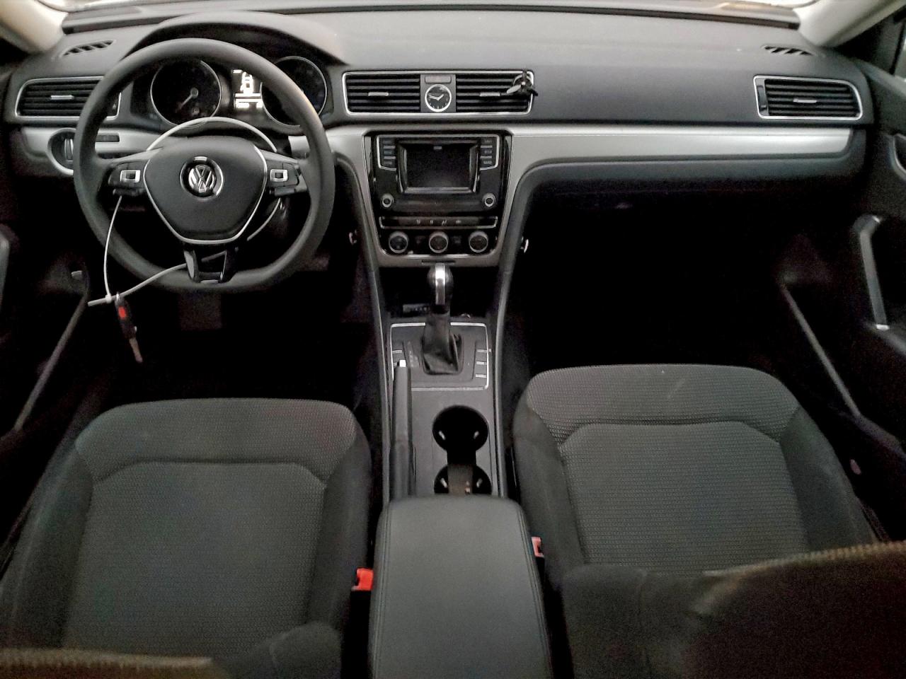 2017 VOLKSWAGEN PASSAT S photo 8