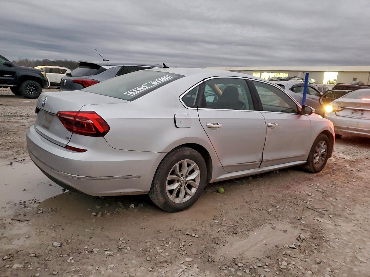 2017 VOLKSWAGEN PASSAT S photo 3