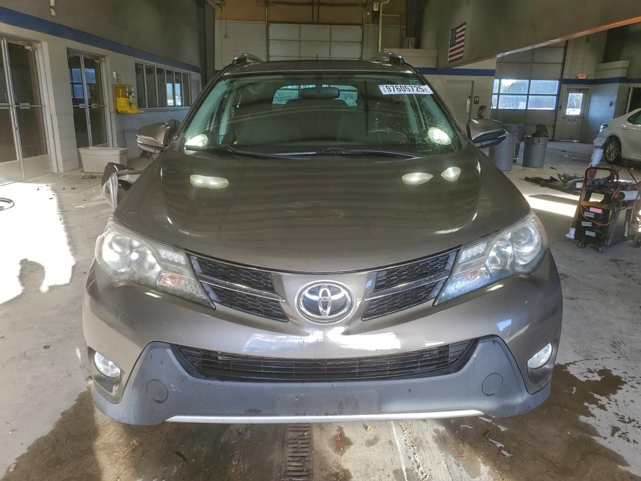2015 TOYOTA RAV4 XLE photo 5