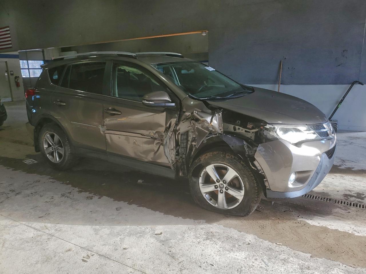 2015 TOYOTA RAV4 XLE photo 4