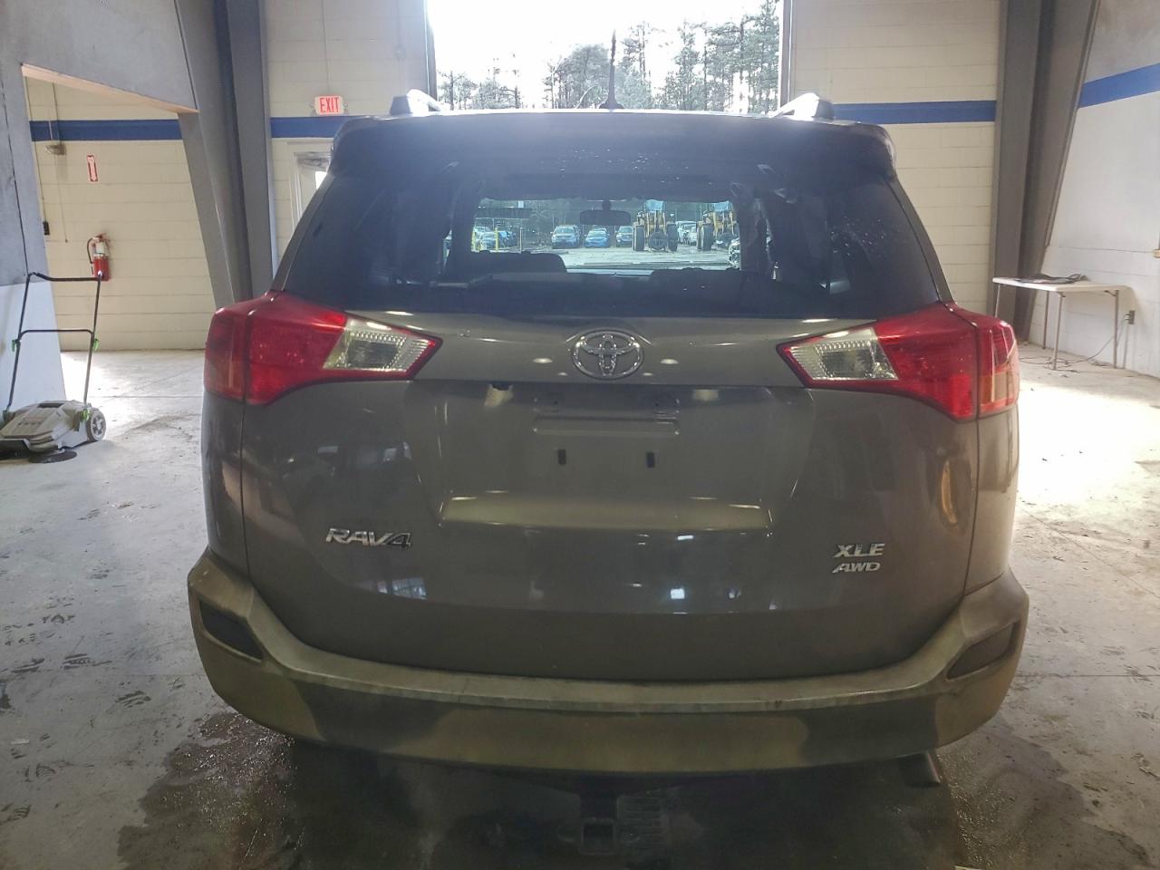 2015 TOYOTA RAV4 XLE photo 6