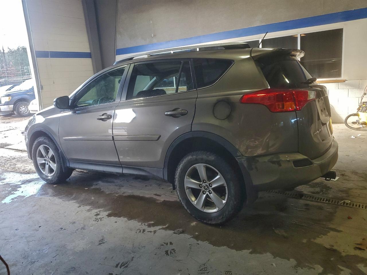 2015 TOYOTA RAV4 XLE photo 2