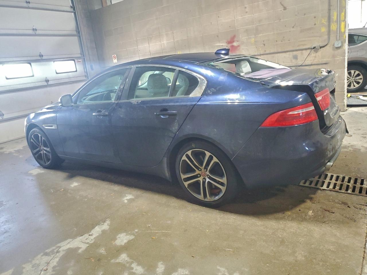 2017 JAGUAR XE PREMIUM photo 2