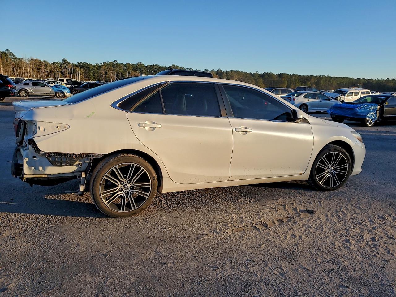 2016 TOYOTA CAMRY LE photo 3