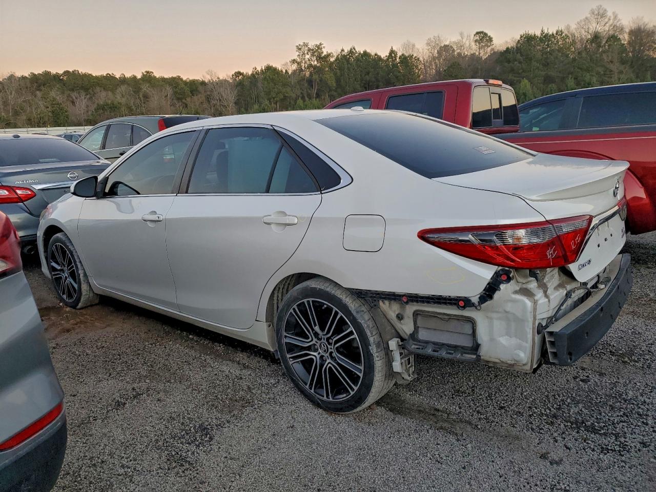 2016 TOYOTA CAMRY LE photo 2