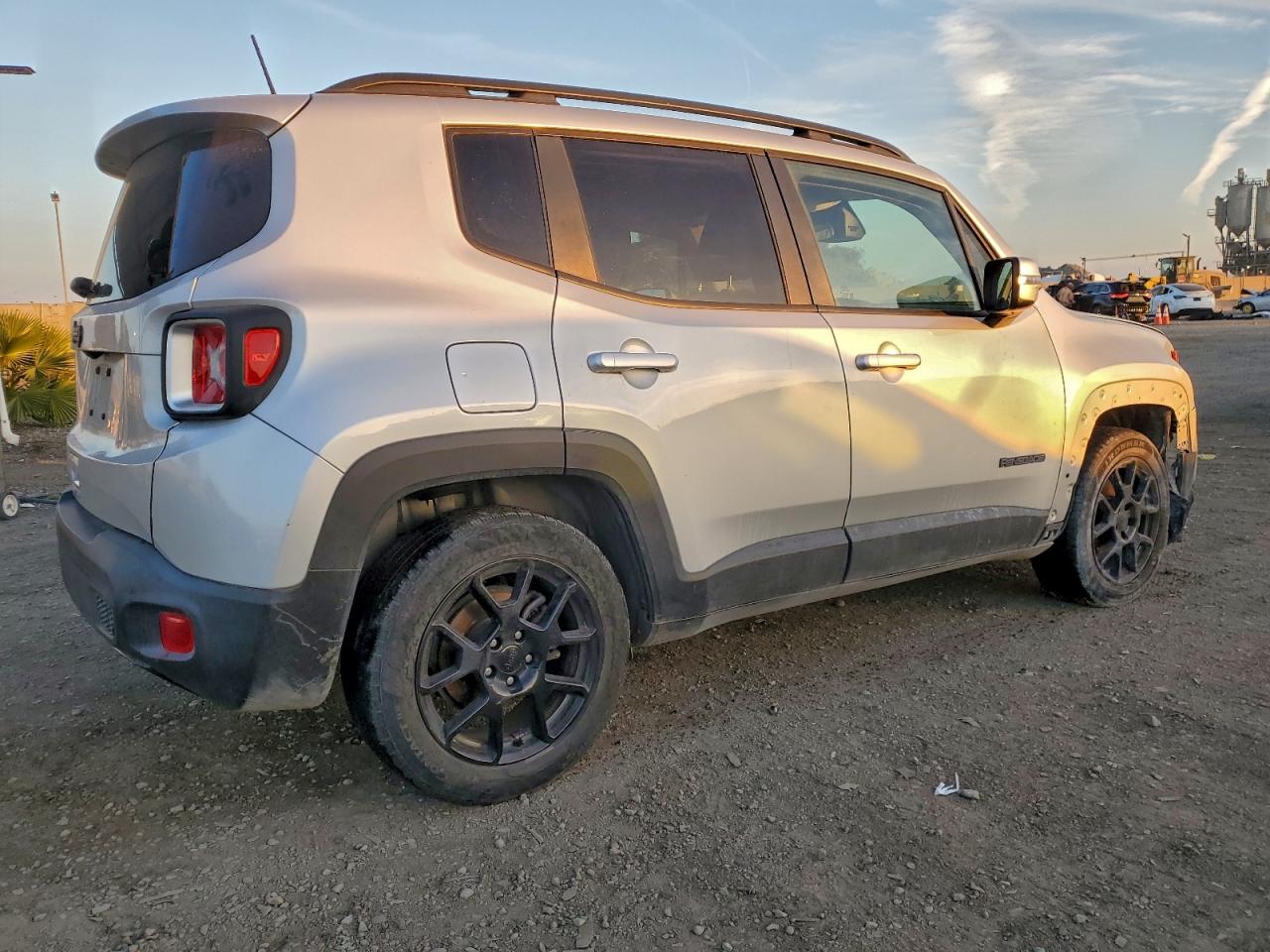 2019 JEEP RENEGADE LATITUDE photo 3