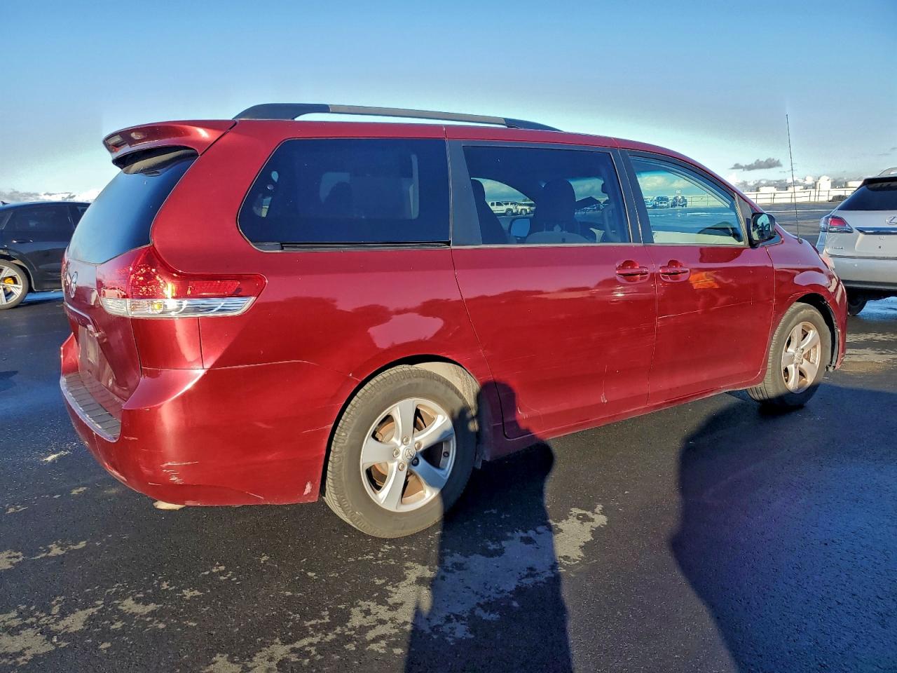 2013 TOYOTA SIENNA LE photo 3