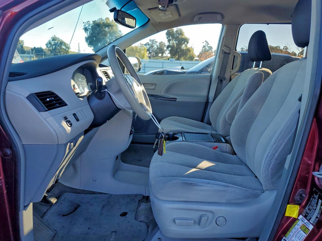 2013 TOYOTA SIENNA LE photo 7