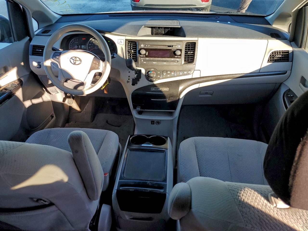 2013 TOYOTA SIENNA LE photo 8