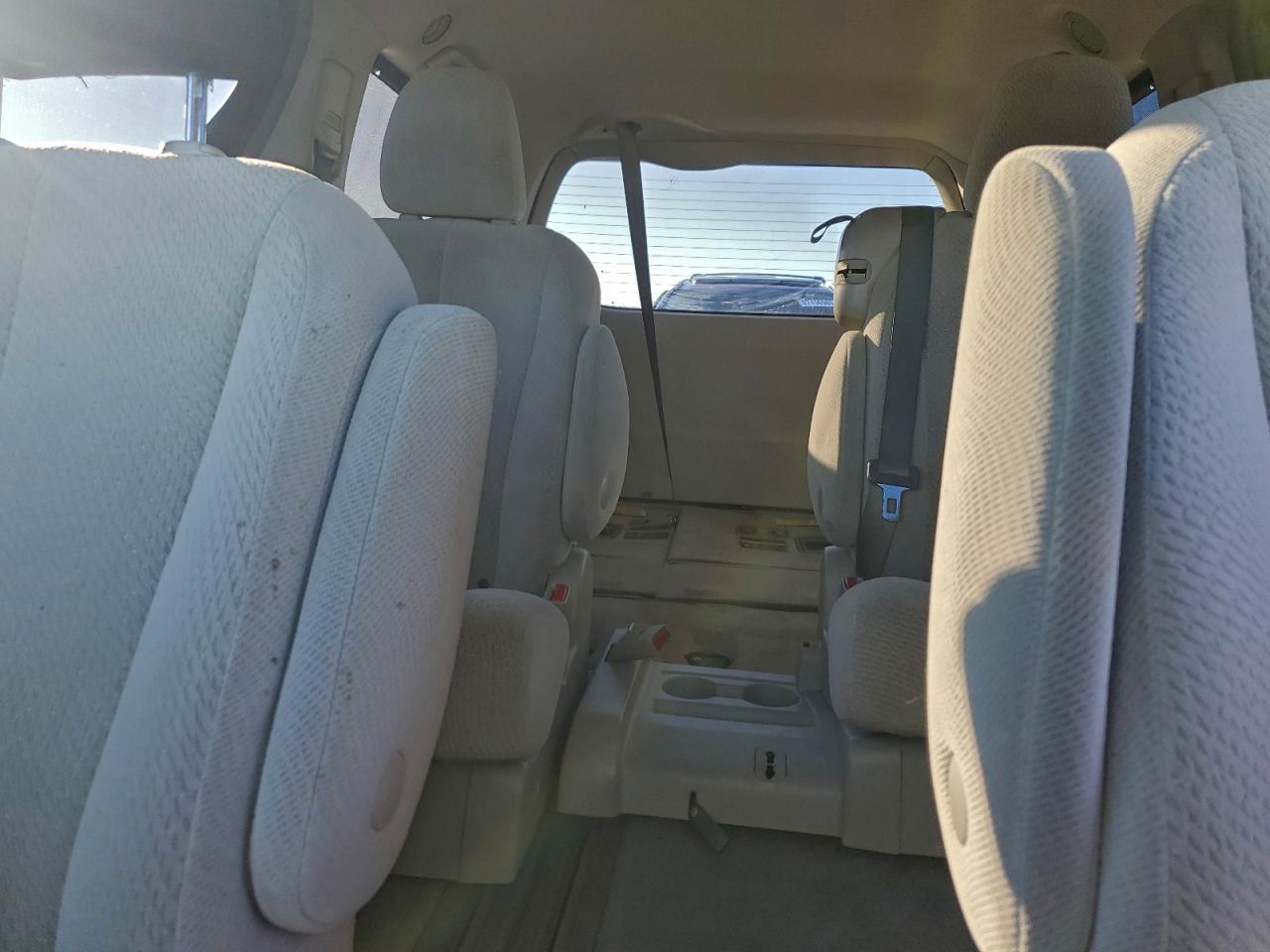 2013 TOYOTA SIENNA LE photo 10