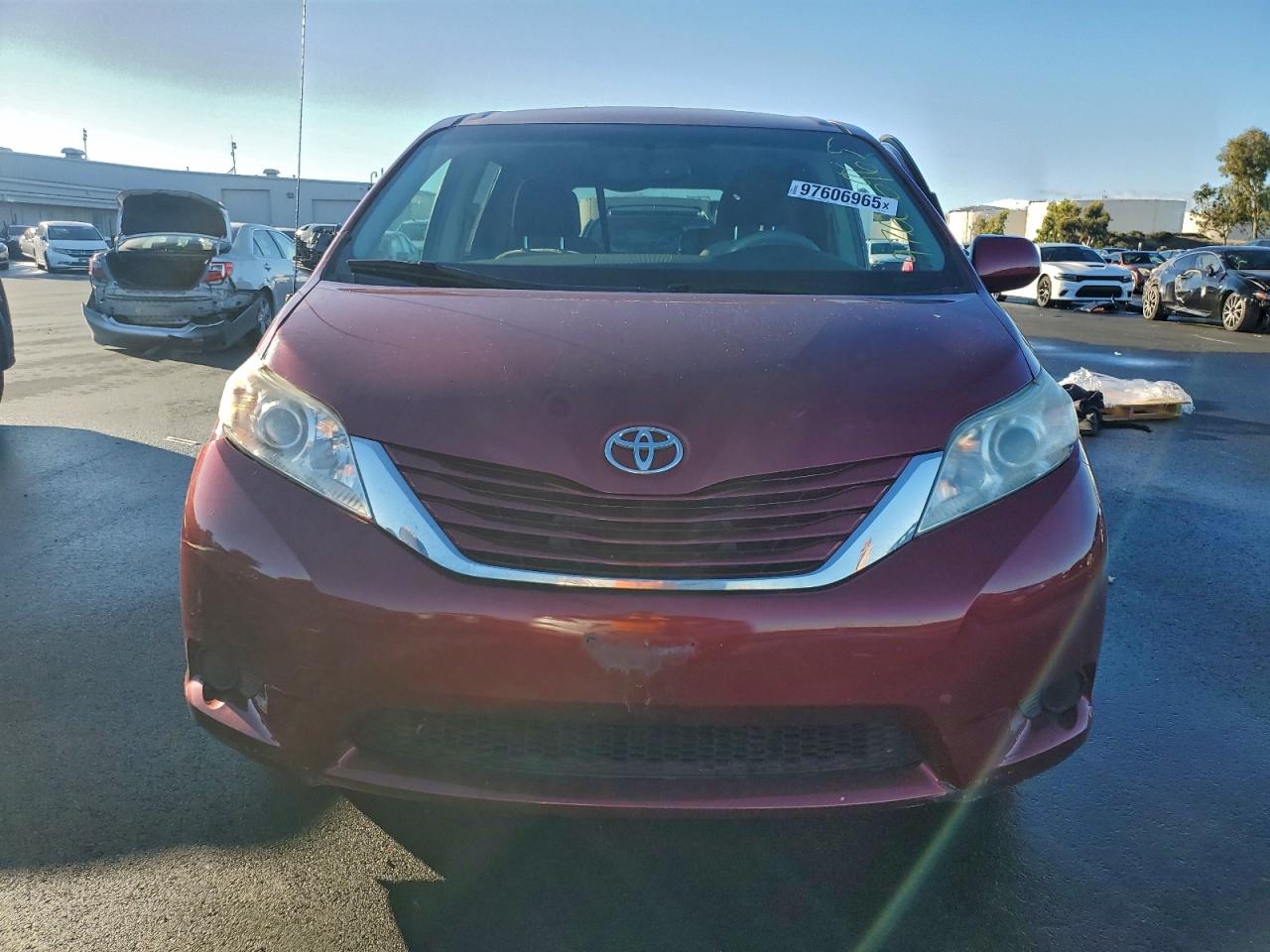 2013 TOYOTA SIENNA LE photo 5