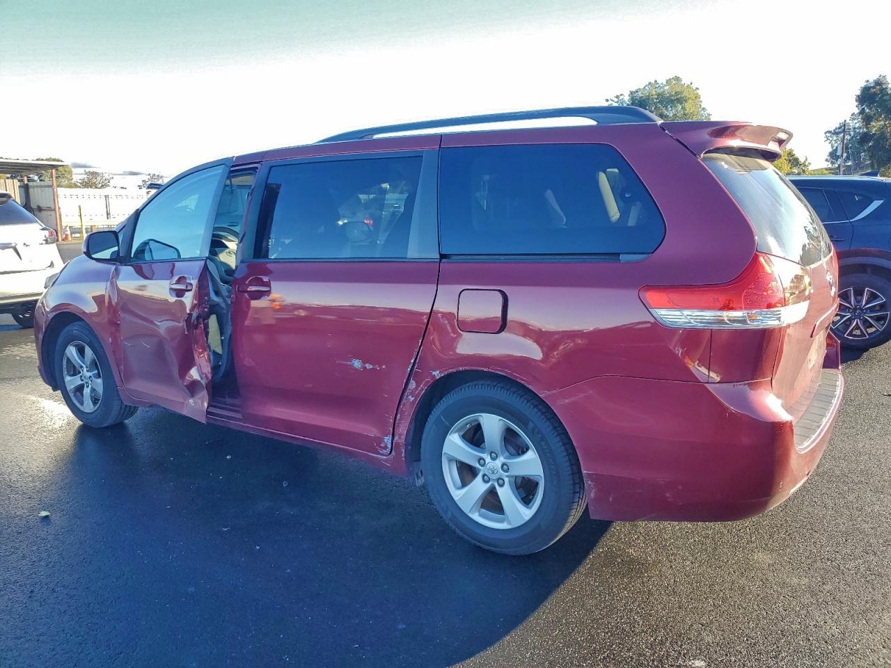 2013 TOYOTA SIENNA LE photo 2
