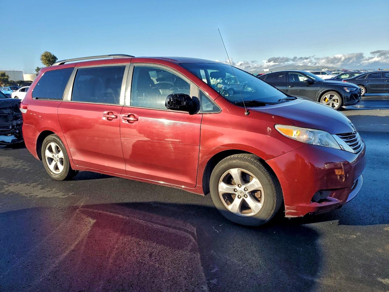 2013 TOYOTA SIENNA LE photo 4