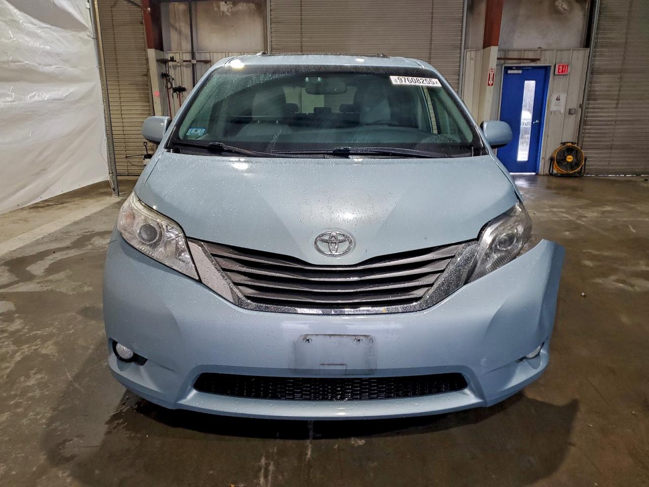 2017 TOYOTA SIENNA XLE photo 5