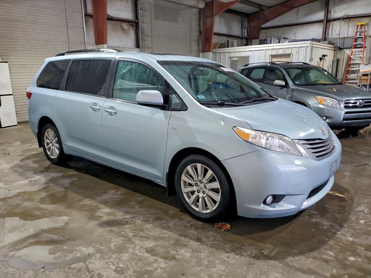 2017 TOYOTA SIENNA XLE photo 4