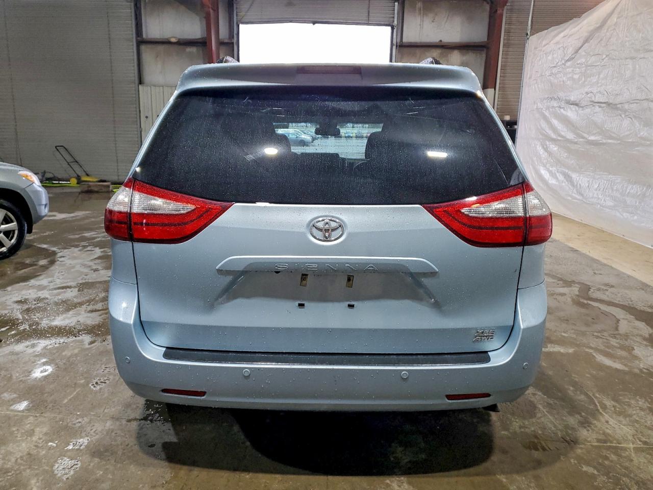2017 TOYOTA SIENNA XLE photo 6