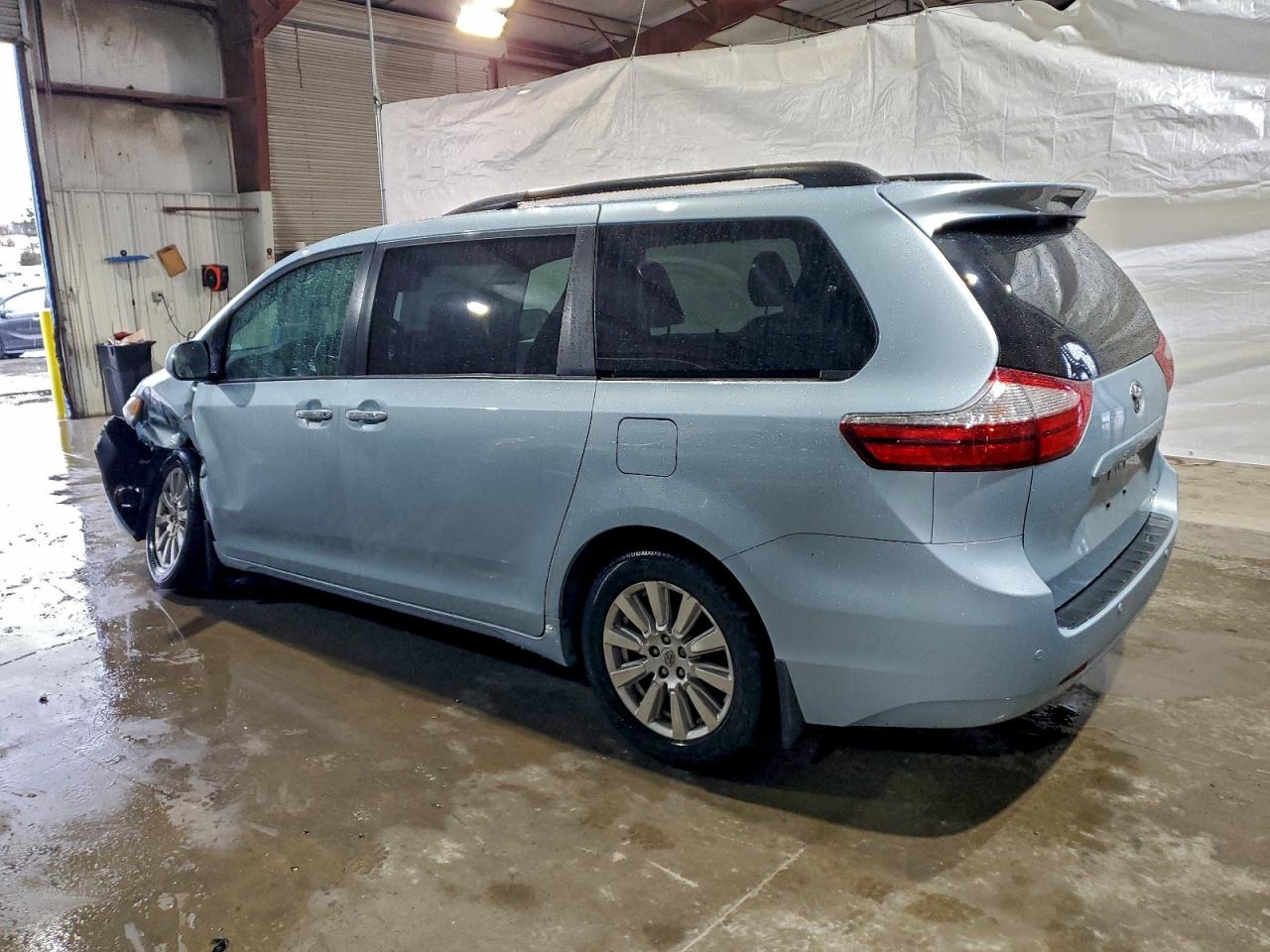 2017 TOYOTA SIENNA XLE photo 2