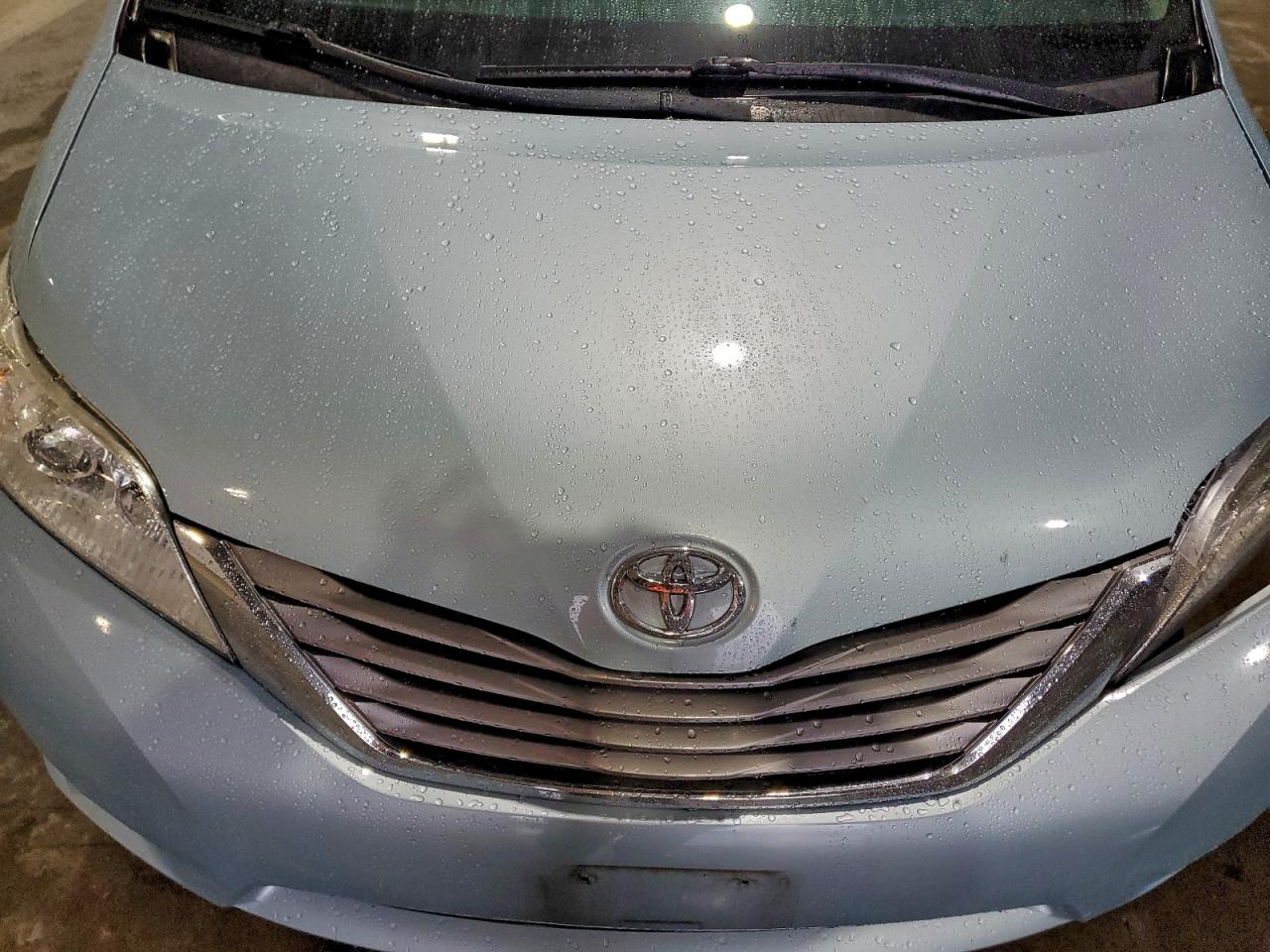 2017 TOYOTA SIENNA XLE photo 12