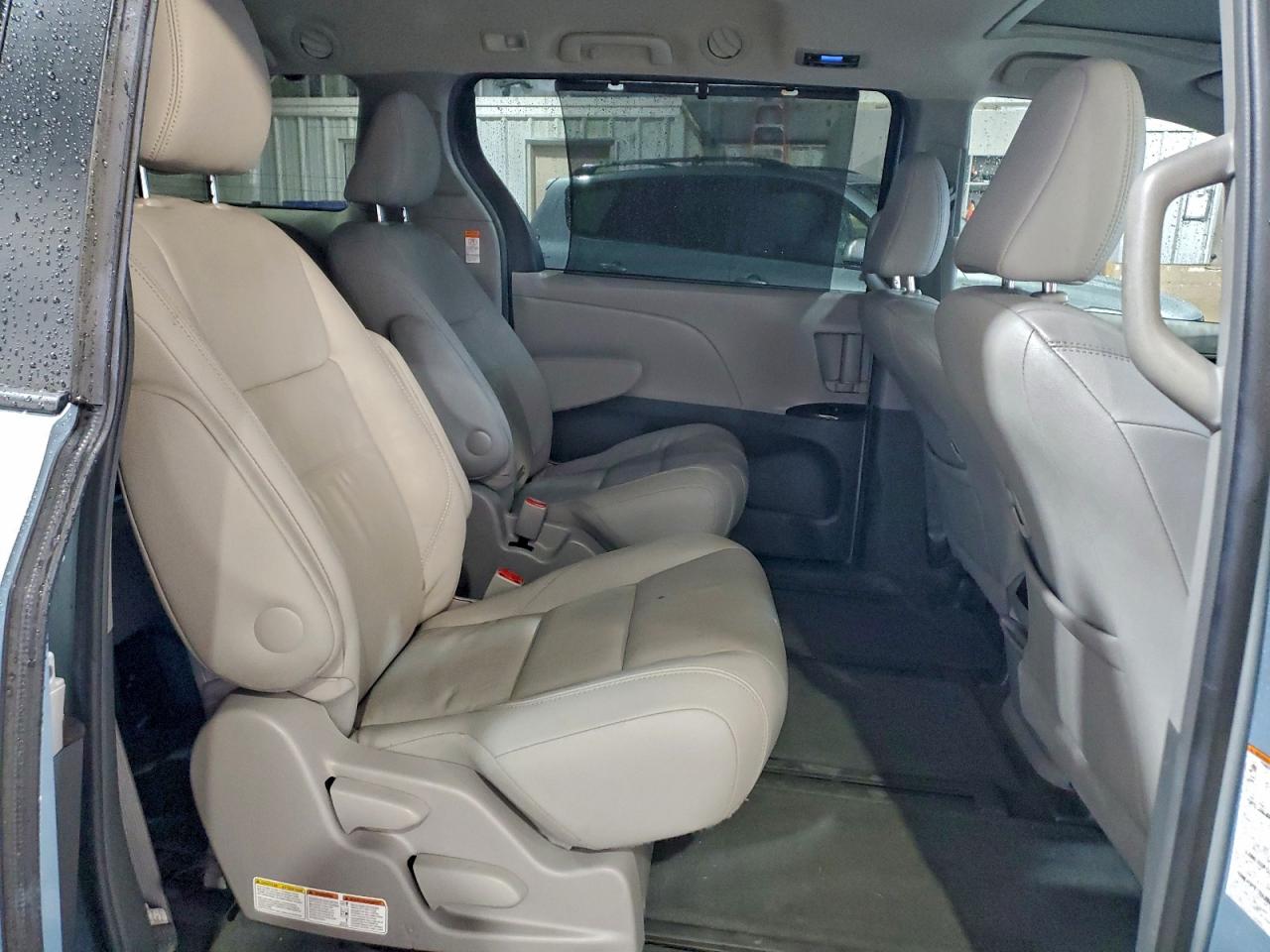 2017 TOYOTA SIENNA XLE photo 11