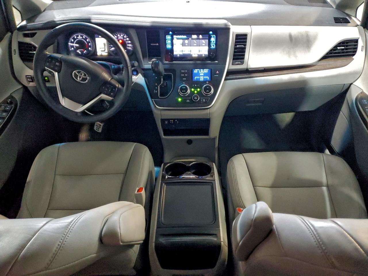 2017 TOYOTA SIENNA XLE photo 8