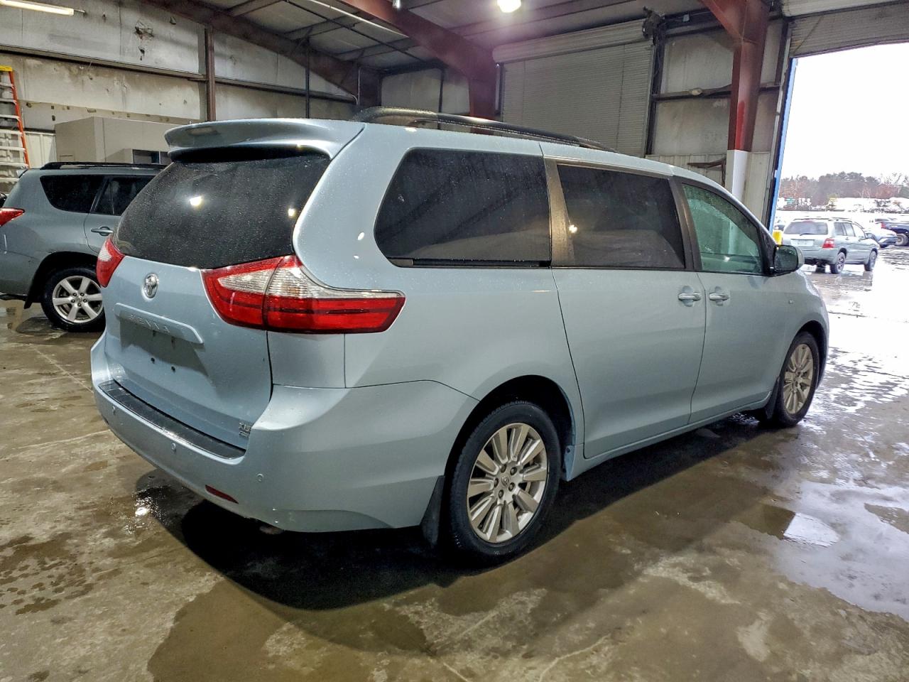 2017 TOYOTA SIENNA XLE photo 3