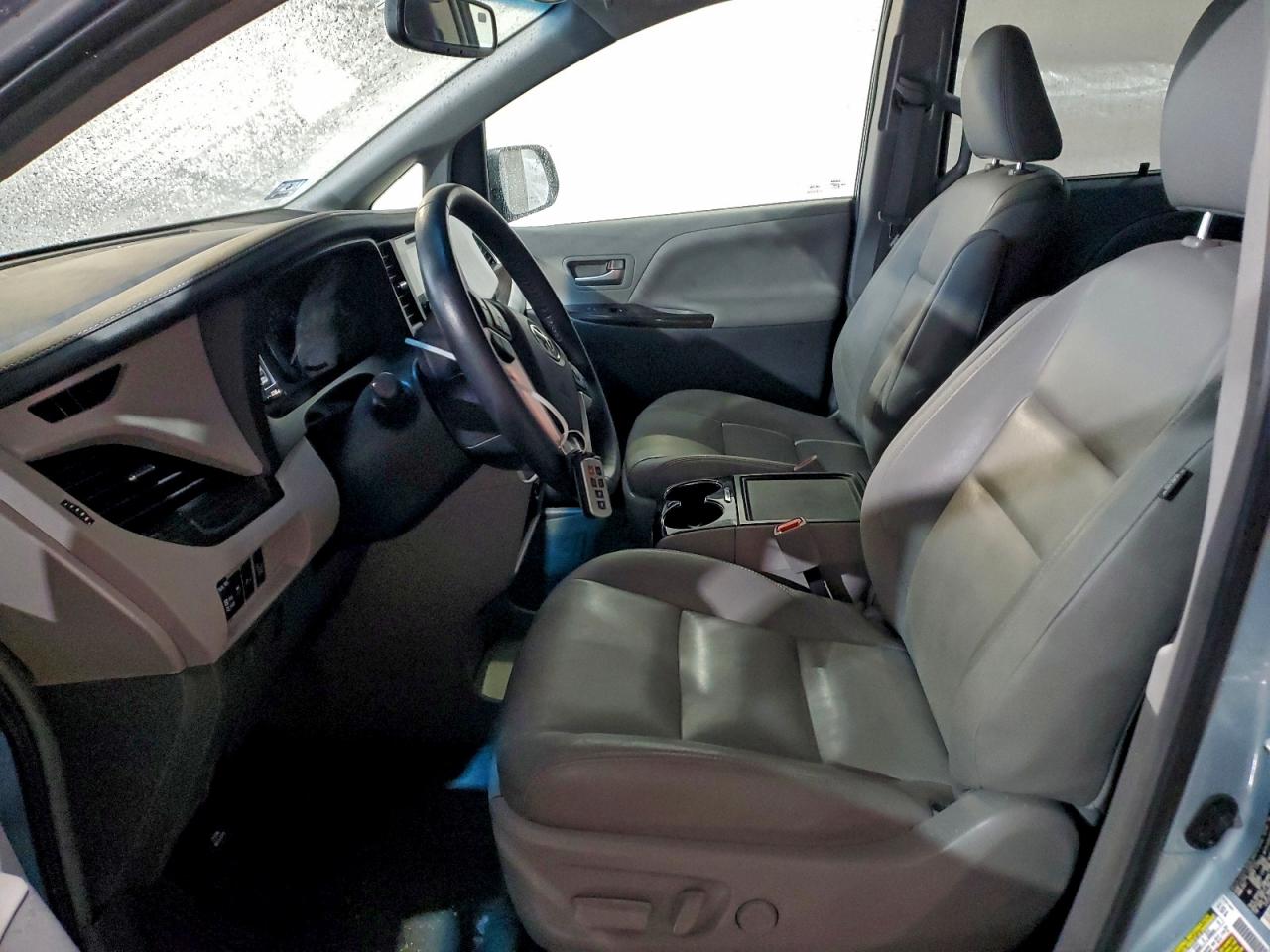 2017 TOYOTA SIENNA XLE photo 7