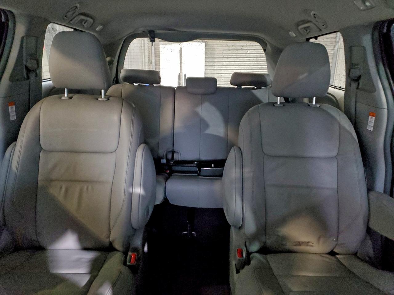 2017 TOYOTA SIENNA XLE photo 10