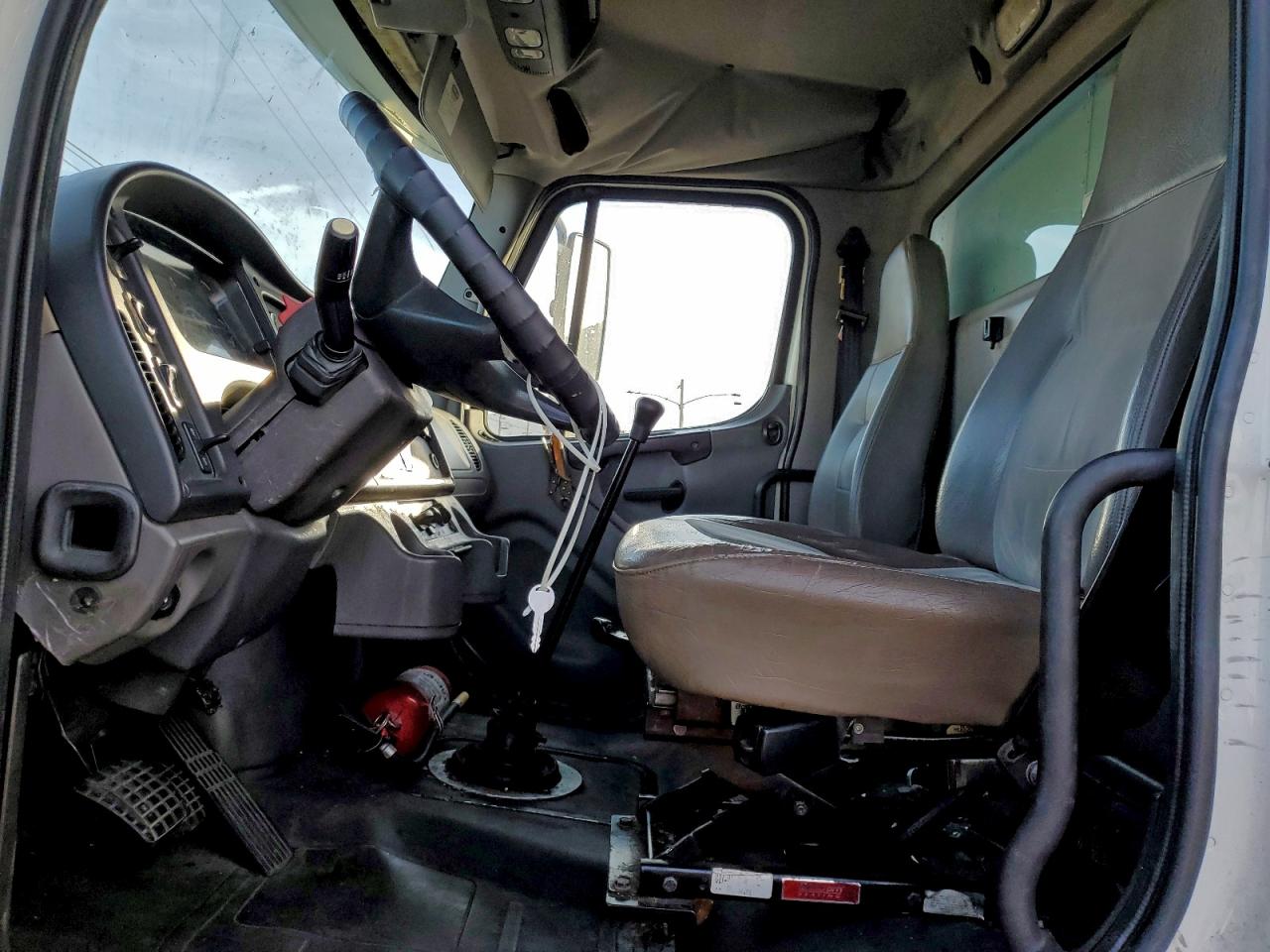 2006 FREIGHTLINER BUSINESS CLASS M2 BOX TRUCK photo 13