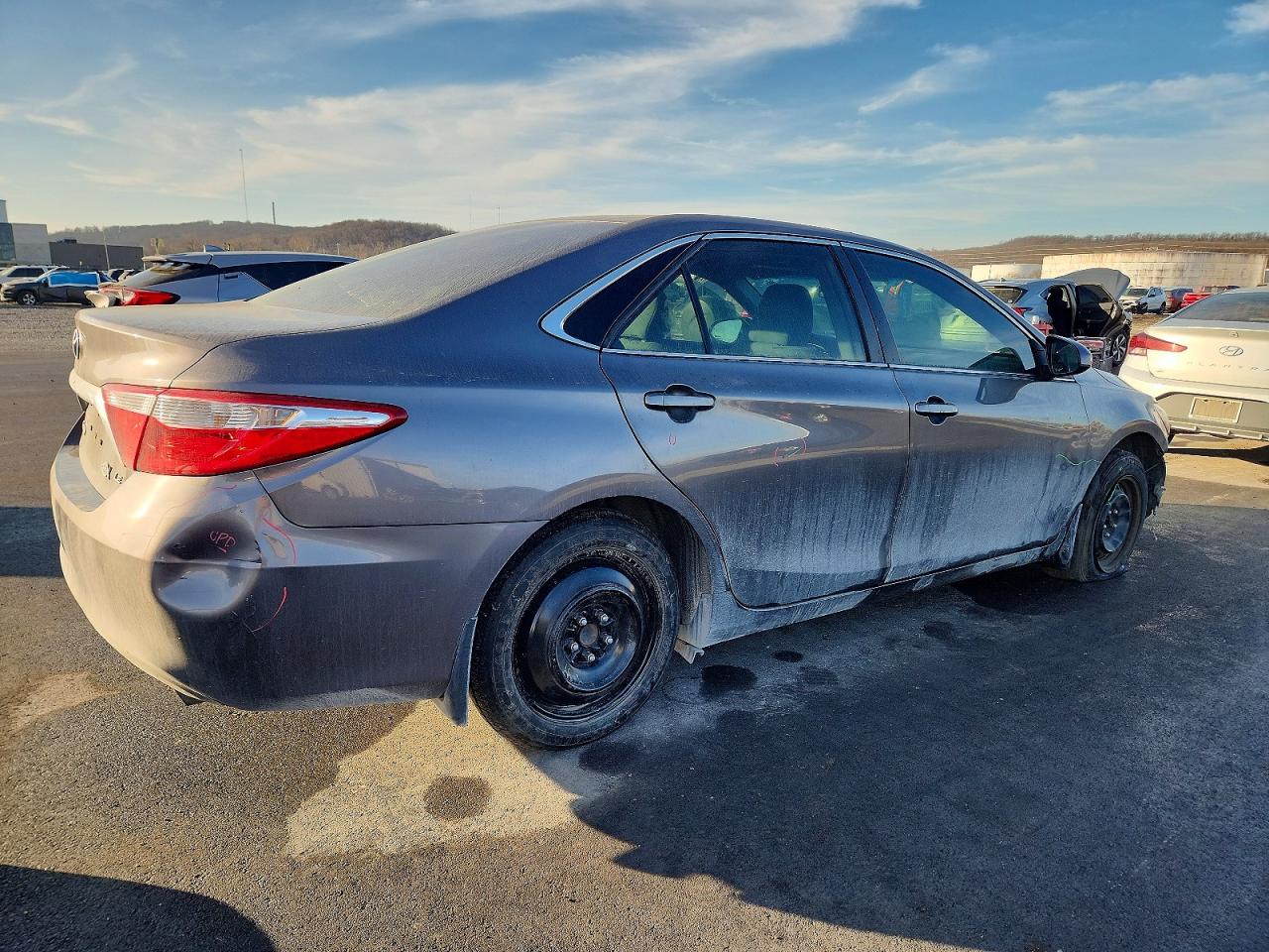 2016 TOYOTA CAMRY LE photo 3