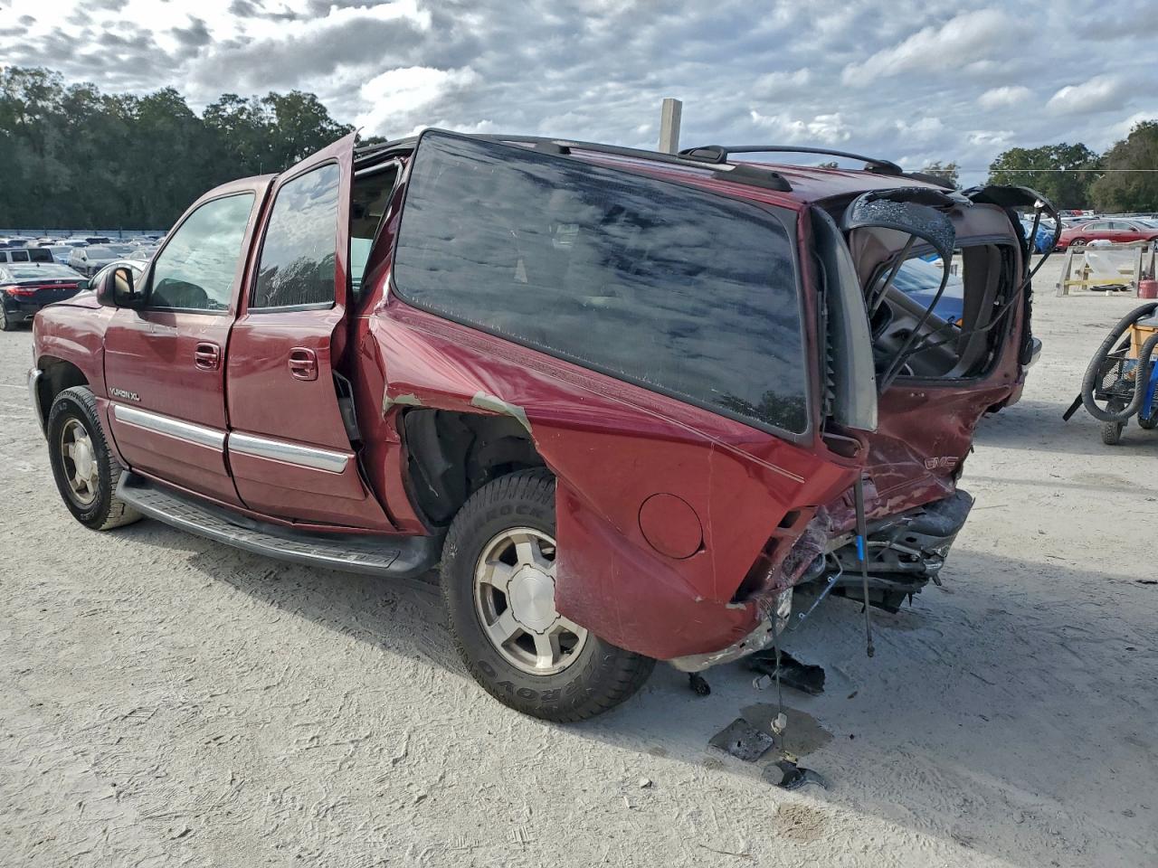 2004 GMC YUKON XL C1500 photo 3