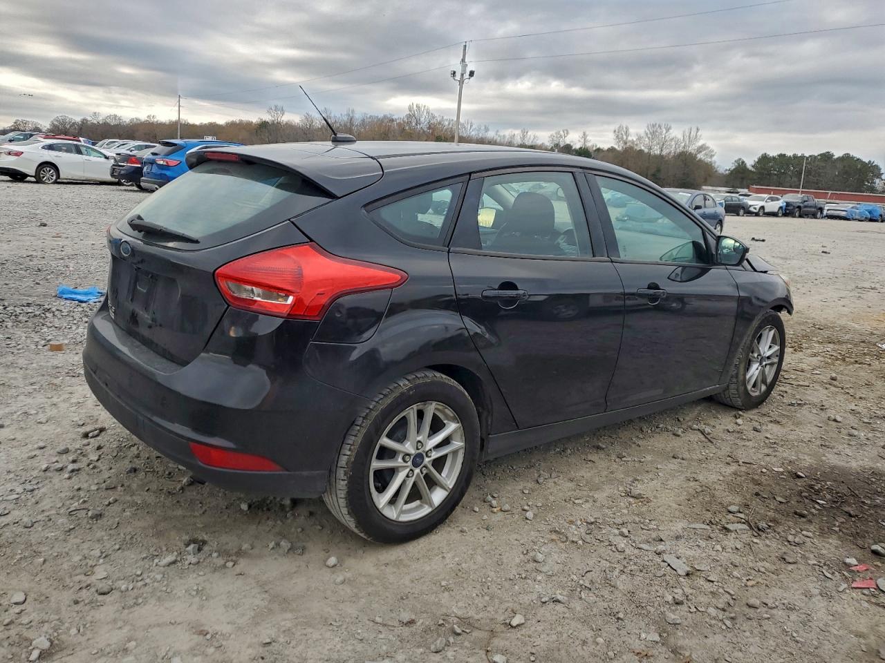 2017 FORD FOCUS SE photo 3