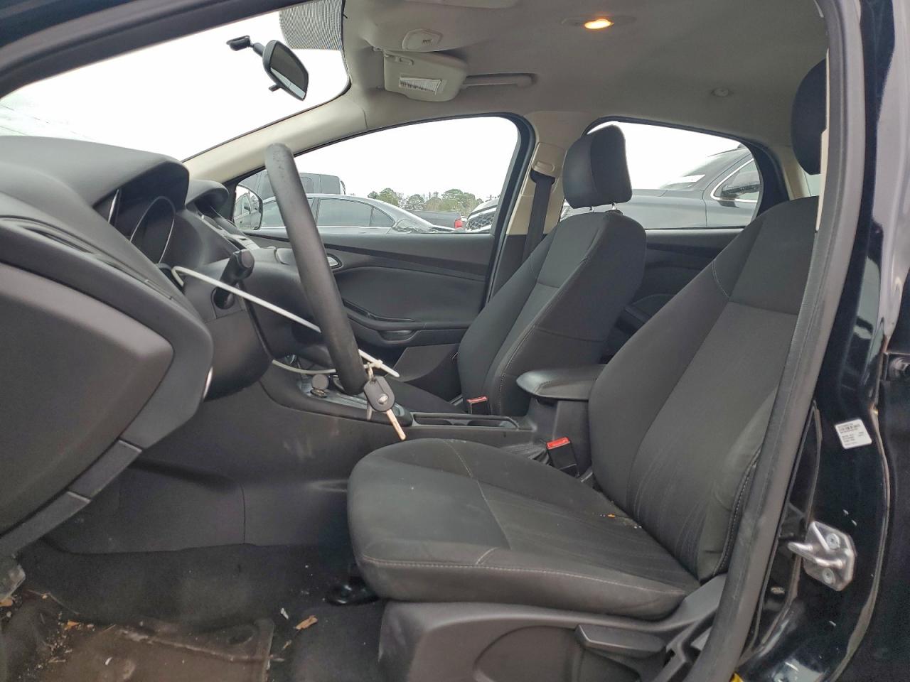 2017 FORD FOCUS SE photo 7