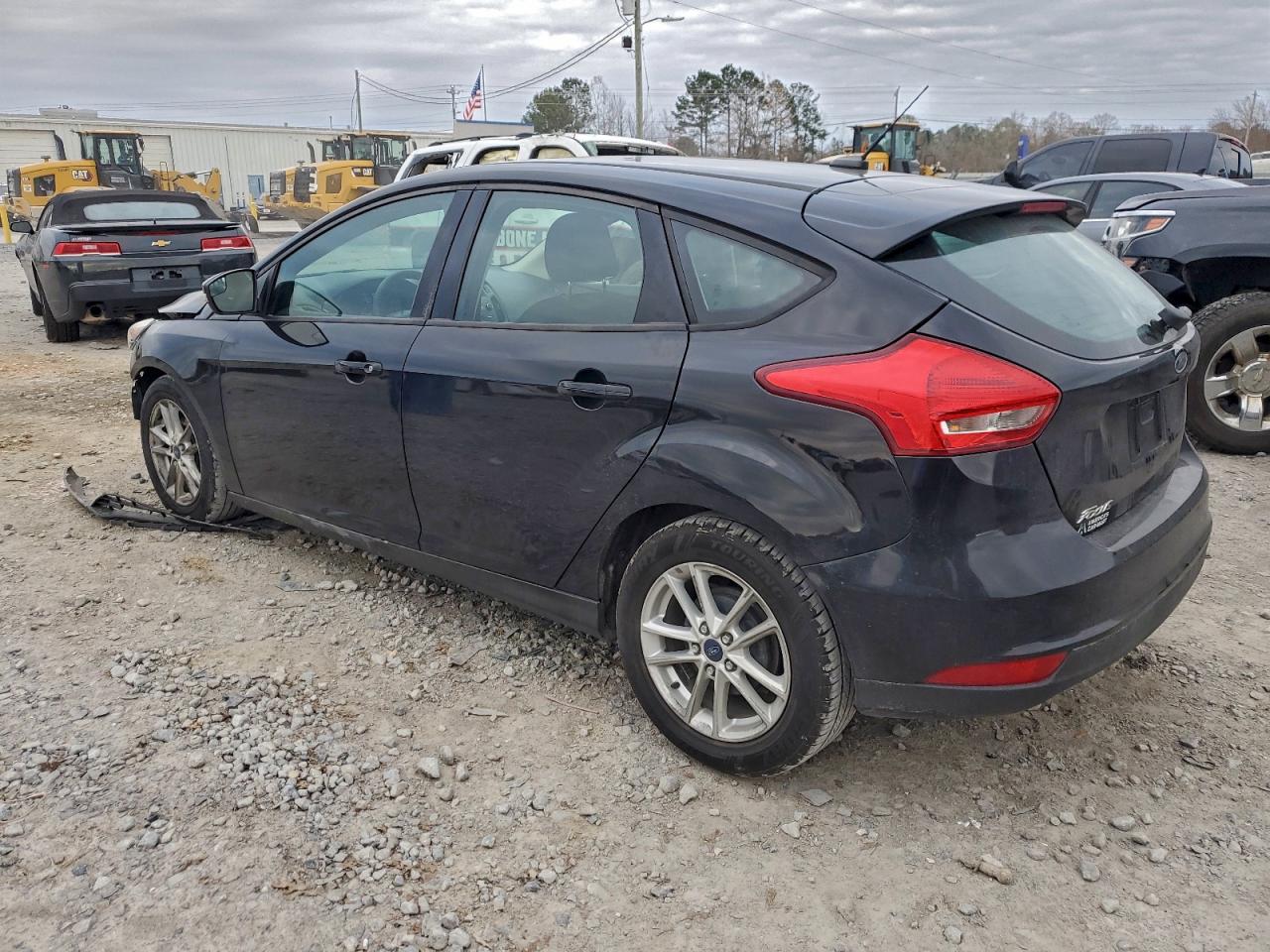 2017 FORD FOCUS SE photo 2
