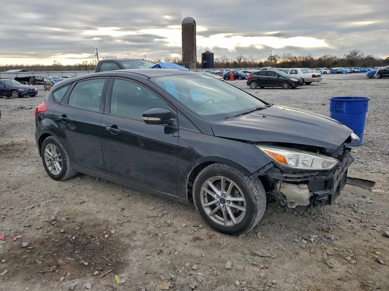 2017 FORD FOCUS SE photo 4