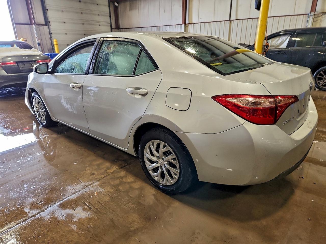 2018 TOYOTA COROLLA LE photo 3