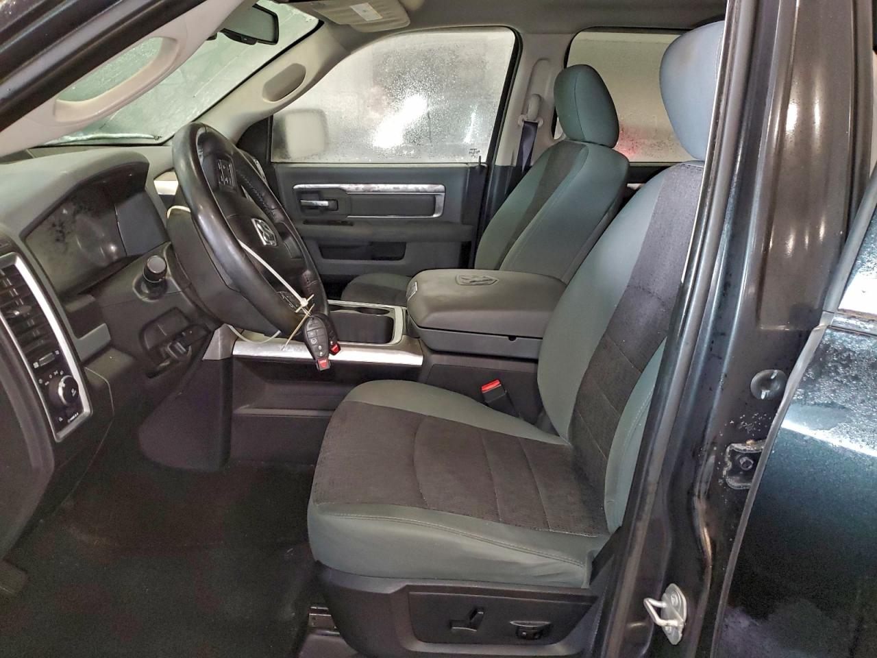 2016 RAM 1500 SLT photo 13
