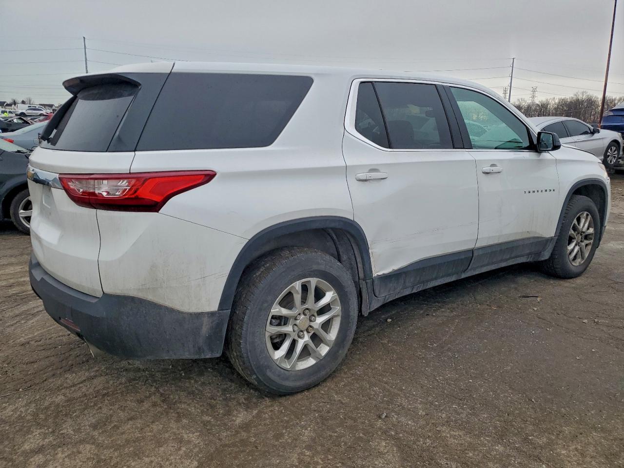2019 CHEVROLET TRAVERSE LS photo 3