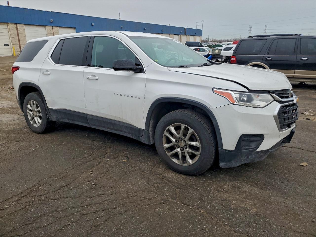 2019 CHEVROLET TRAVERSE LS photo 4