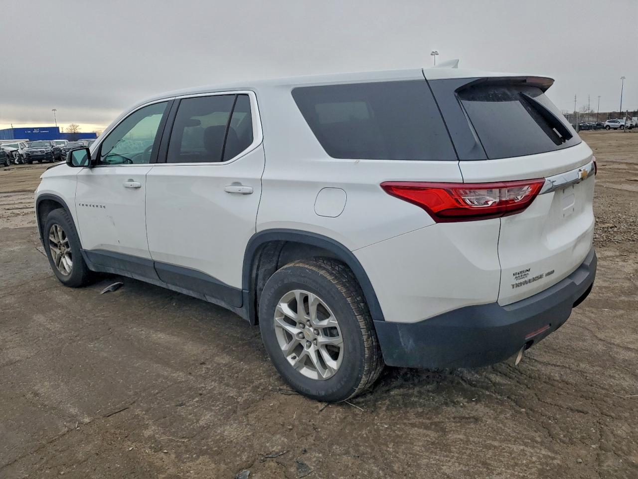 2019 CHEVROLET TRAVERSE LS photo 2