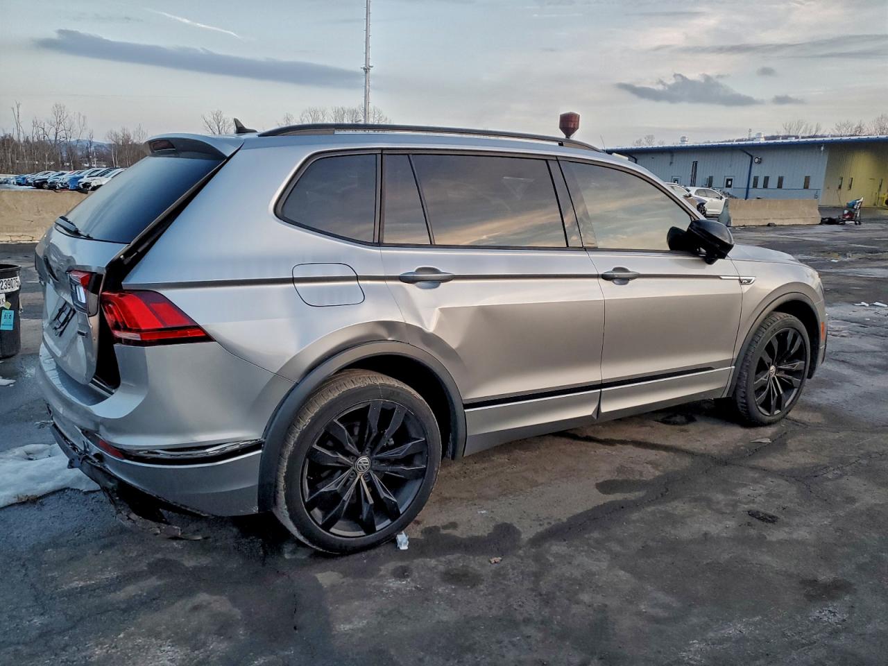 2021 VOLKSWAGEN TIGUAN SE photo 3